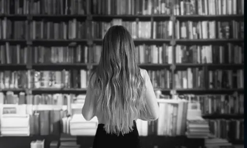 Imagen articulo: ﻿¿Quién es la Vecina Rubia? Conócela a través de sus libros