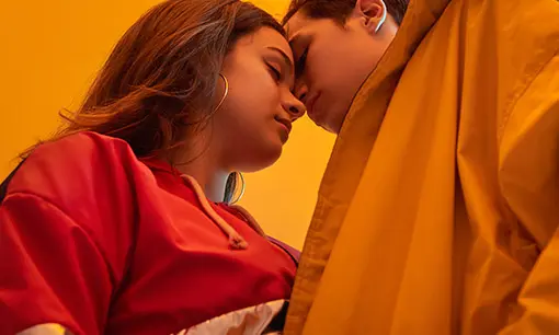 Imagen articulo: ¿Fingir o enamorarse? Los libros de 'fake dating' que te engancharán