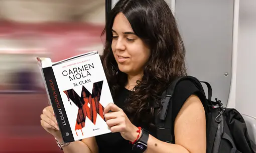 Imagen articulo: Todo lo que debes saber sobre 'El Clan', el último libro de Carmen Mola