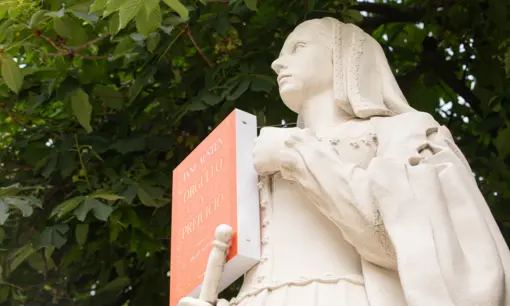 Imagen articulo: Esta Feria del Libro, en el Retiro   leen hasta las estatuas