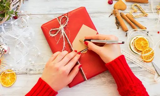 Imagen articulo: 11 dedicatorias para regalar un libro en Navidad