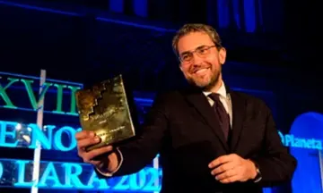 Imagen articulo: Máximo Huerta, ganador del Premio de Novela Fernando Lara 2022 con «Adiós, pequeño»