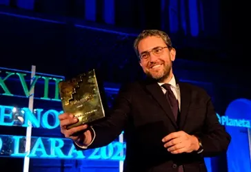 Imagen articulo: Máximo Huerta, ganador del Premio de Novela Fernando Lara 2022 con «Adiós, pequeño»