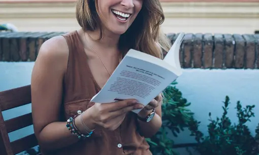 Imagen articulo: 6 novelas alegres para segregar endorfinas por un tubo