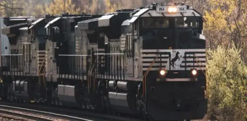 Imagen articulo: 14 libros para viajar en tren... sin salir de casa