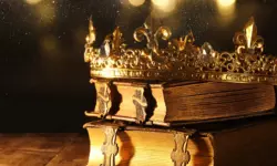Miniatura articulo: 5 libros que debes leer para conocer a los personajes de la temporada 6 de 'The Crown'