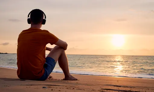 Imagen articulo: Los mejores audiolibros para escuchar en la playa este verano