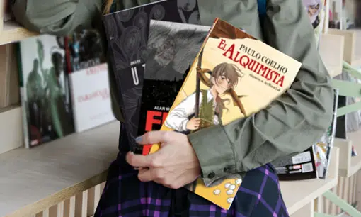 Imagen articulo: Dale un giro a tu biblioteca con estas 14 novelas gráficas imprescindibles