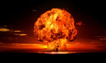 Imagen articulo: El estreno de 'Oppenheimer' de Nolan y 5 libros de guerra que son la bomba