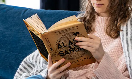 Imagen articulo: ¿De qué va 'Alas de sangre'? El fenómeno literario del que todo TikTok habla