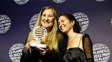 Imagen articulo: Luz Gabás, Premio Planeta 2022, y Cristina Campos, finalista
