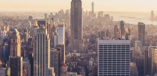 Imagen articulo: 5 cosas que debes saber sobre el nuevo libro de Eduardo Mendoza