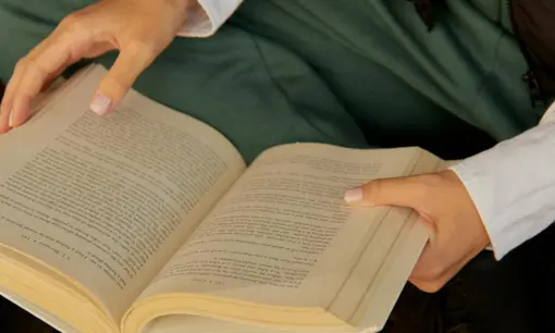 Imagen articulo: Friends to lovers: cuando la amistad se convierte en algo más