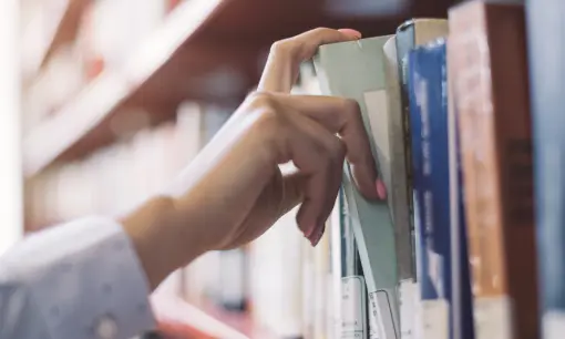 Imagen articulo: 15 autores que necesitas descubrir esta primavera 2025