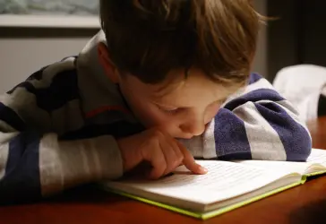 Imagen articulo: Libros para que tus hijos se enganchen a la lectura (y se aparten de las pantallas)