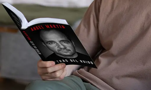 Imagen articulo: Detrás del ruido: cómo la experiencia de Ángel Martín tras superar un brote psicótico puede ayudarte en tu día a día