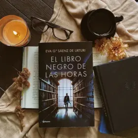 Eva García Saénz de Urturi, sorprende con su nueva obra 'El libro negro de  las horas