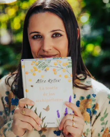 Imagen extra La teoría de los archipiélagos (Narrado por Carlos Cuevas) 0