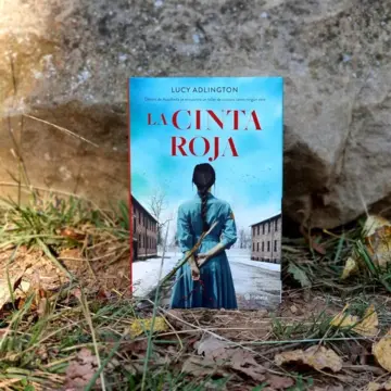 Imagen extra La cinta roja 1