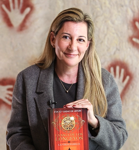 Eva Gº Sáenz De Urturi presenta su libro La saga de los longevos: La vieja familia